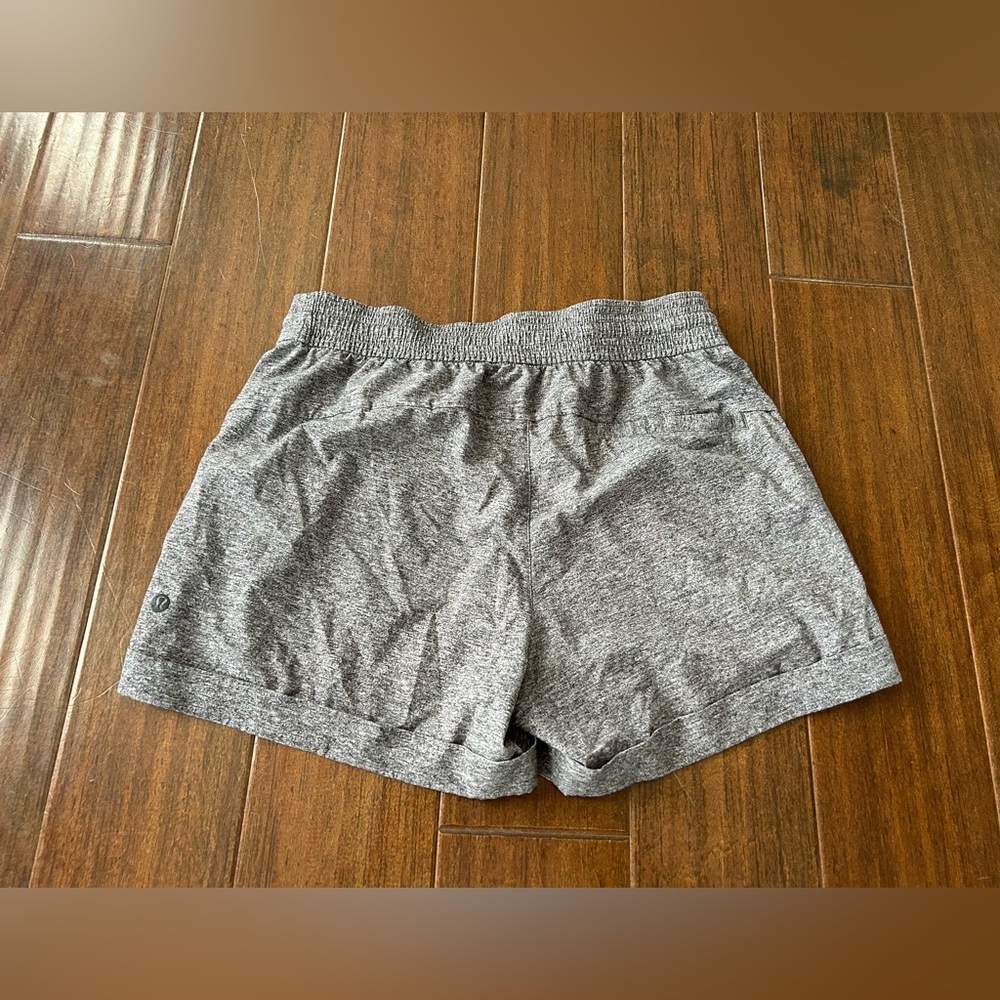Lululemon Spring Break Away Short 4-way Stretch 3”
Heather Lux Multi Black
Sz 6 - Picture 4 of 5